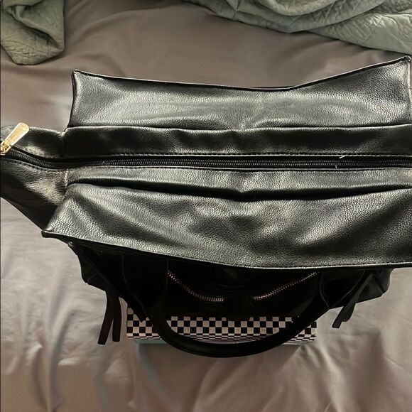 Elegant Black faux-Leather Tote Bag - Picture 3 of 5